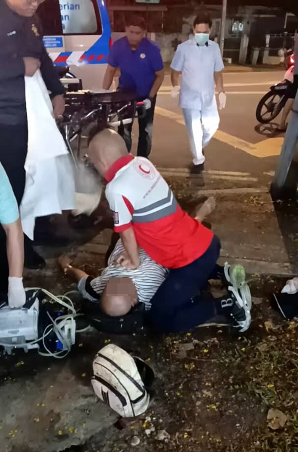 有“救命哥”之称的救护人员，正在为死者进行心肺复苏术。