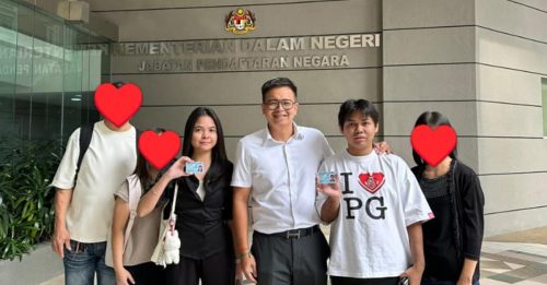 养父母不放弃争取 2无国籍青年终获大马卡