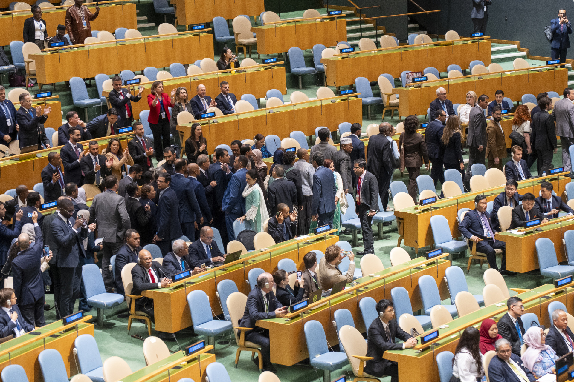 以色列总理丹亚胡发表讲话后，多国代表离开会场。（欧新社）