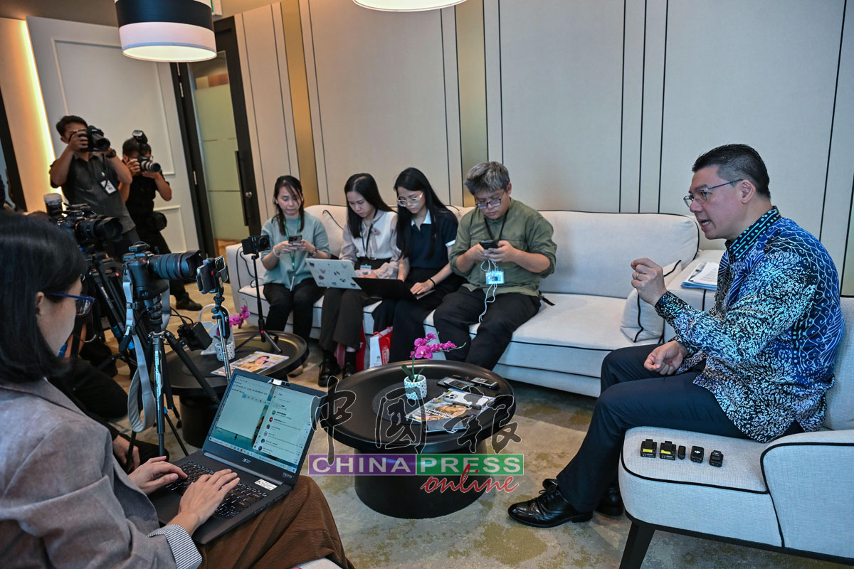 倪可敏（右）向中文媒体解释2025年城市翻新法案内容。