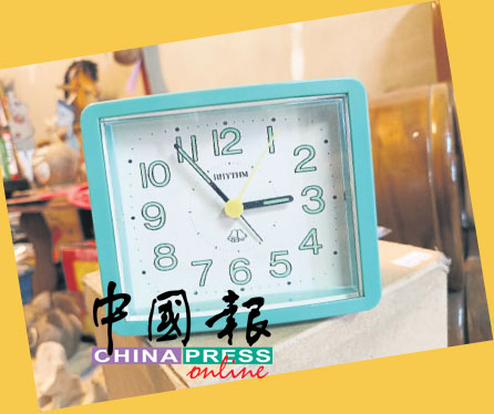 闹钟还在运转，但不会再响了，也许是林峇美的妻子想要他好好休息。