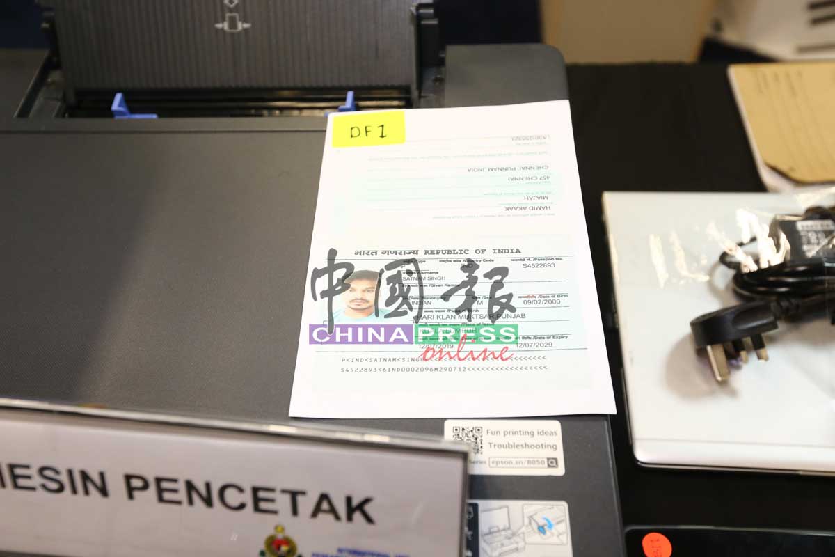 扎卡利亚透露，集团成员在”完成“体检后，便会销毁相关假护照。