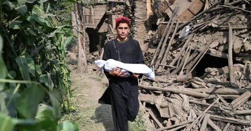 阿富汗强震已逾1400死 村民绝望徒手挖掘找亲人