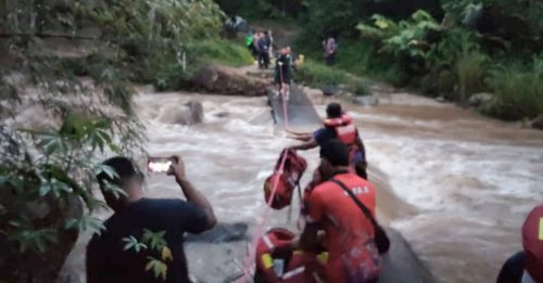 警员也被困！22人河边遇暴雨险遭水劫 幸好全数获救