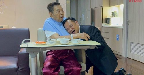 开心拥抱！当选首相后奔医院 阿努廷跪地抱父亲