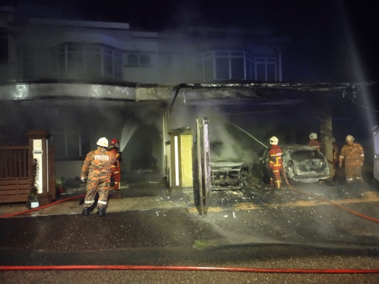 消拯员接获投报后，即刻赶到现场灭火。