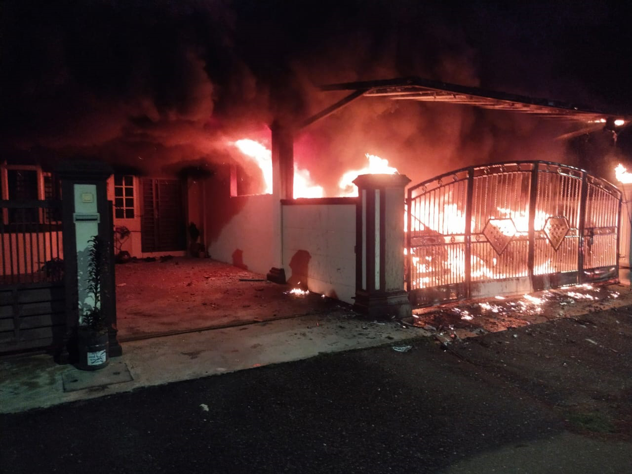 熊熊烈火瞬间吞噬丘丽霞家的庭院。