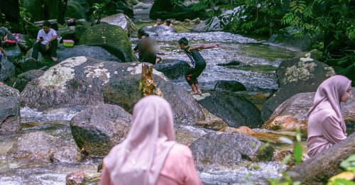 到瀑布河边先了解天气 水上升水色变浊要当心