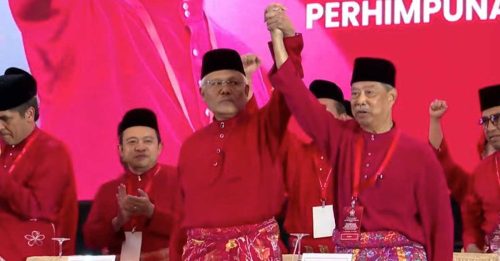 土团党大会｜韩查与老慕相拥 显示两人“交情依旧”