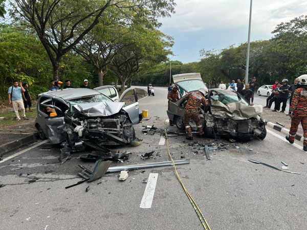 两辆轿车撞得面目全非。