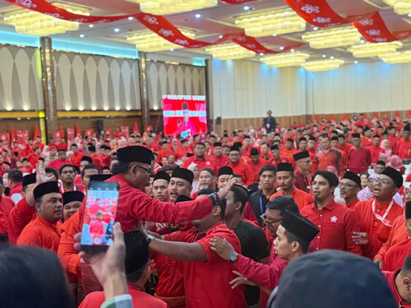 土团党大会开幕仪式上出现要求慕尤丁下台的呼声。