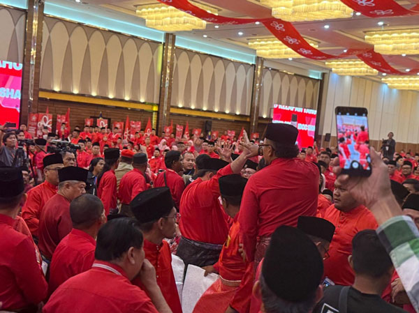 土团党大会开幕仪式上出现要求慕尤丁下台的呼声。