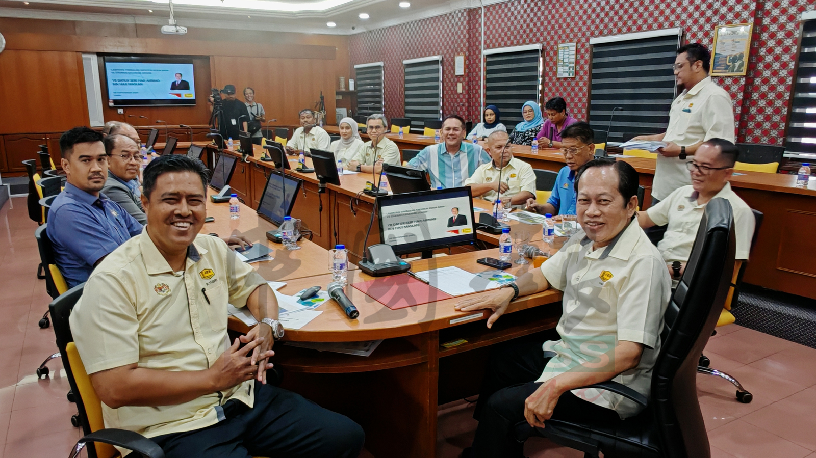 阿末马斯兰(中)参与昔县地震灾害汇报会,左为莫哈末尤斯里。