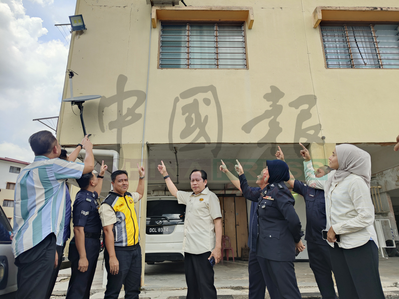 阿末马斯兰（前排右3起）和莫哈末尤斯里巡视警察宿舍出现裂缝的情况。