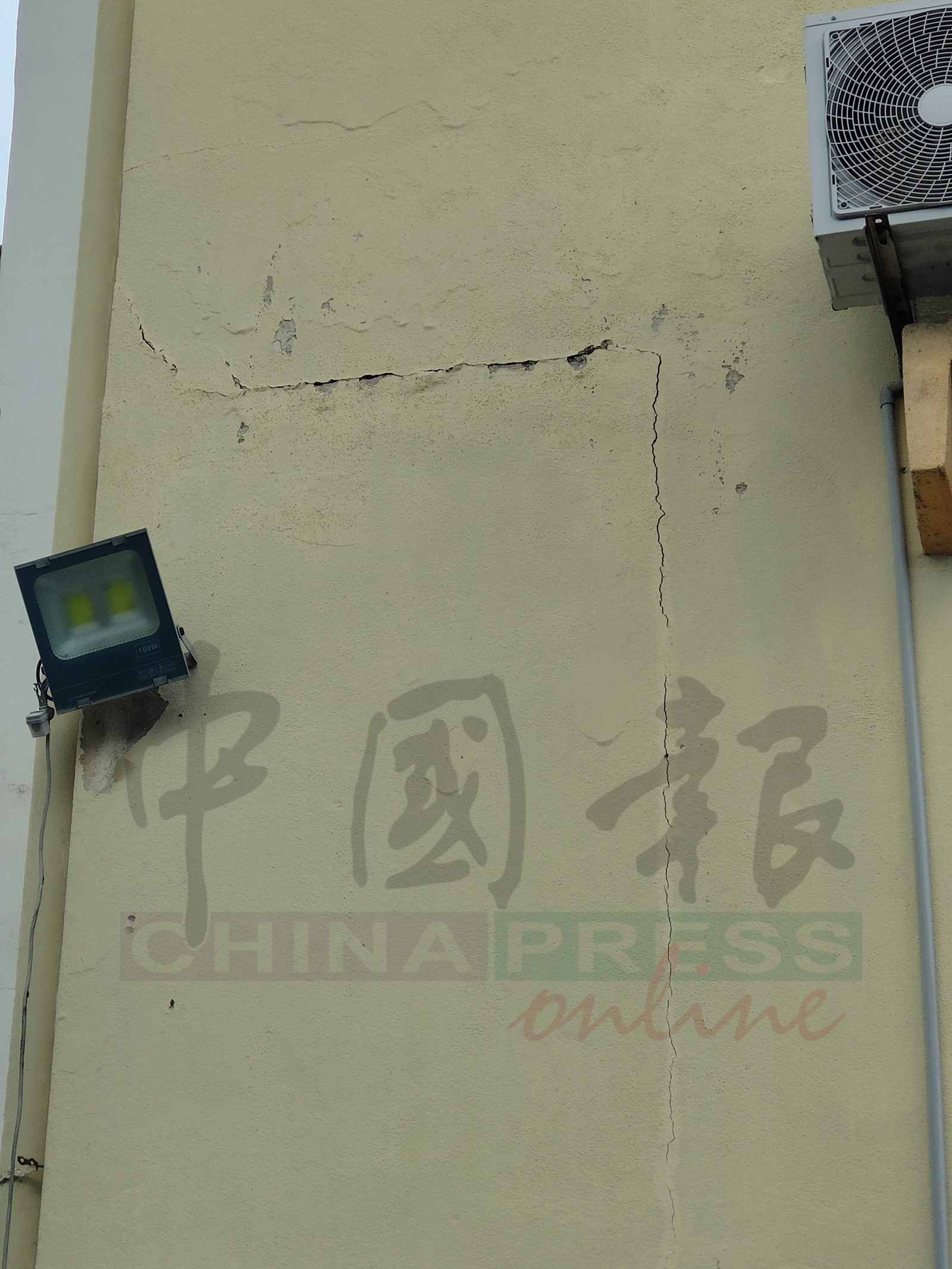 警察宿舍在第一次有感地震发生后，墙体出现裂痕。