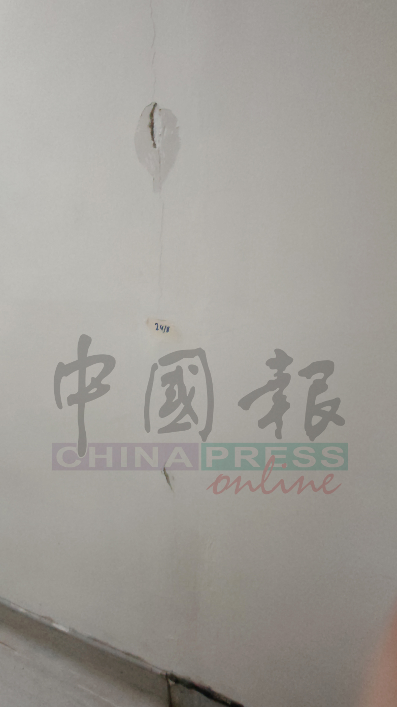 昔加末医院墙壁也出现裂缝。