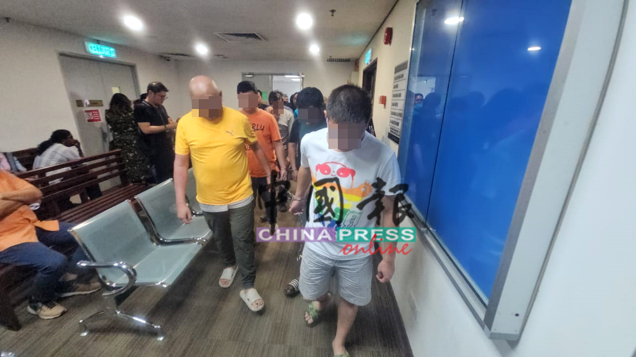 8名男嫌犯则在刑事法庭第307条文(企图谋杀)申请扣留令。