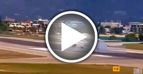 波音737客机降落 主起落架折断