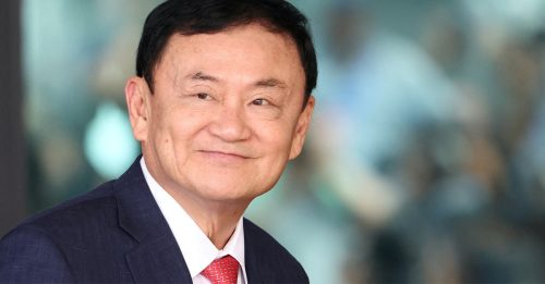 泰庭审宣判前 达辛回到曼谷