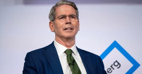 特朗普内阁宴会爆冲突 财长呛：一拳打烂你的脸