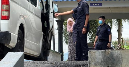 私闯警区主任办公室 女子被控不认罪