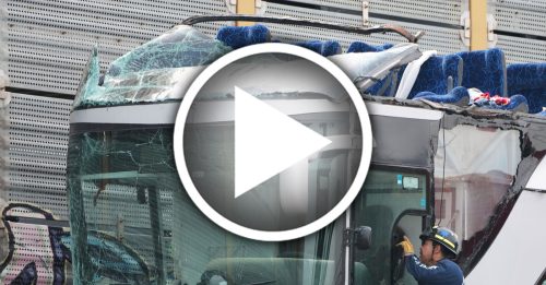 火车撞双层巴士！车顶全掀 乘客喷飞