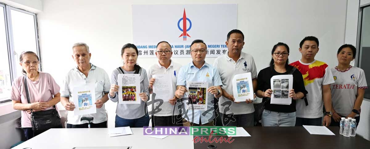 谢先生（左4）和家人在游佳豪陪同下，召开记者会讲述遭遇。