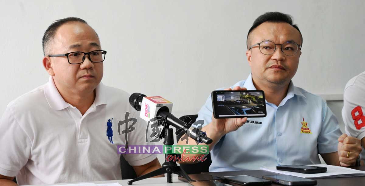 谢先生（左起）在游佳豪陪同下，讲述他和家人的遭遇。