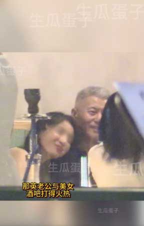 年轻女生几乎全程黏在孟桐身上。