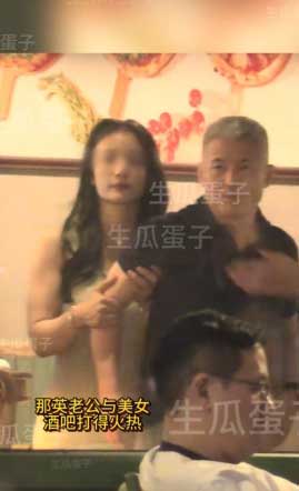 年轻女生几乎全程黏在孟桐身上。