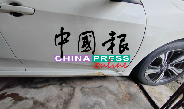 轿车驾驶座车门熏黑。