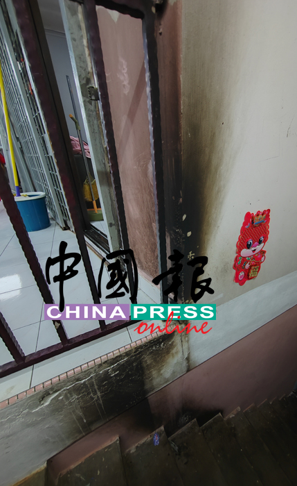 楼梯口烧得乌黑。