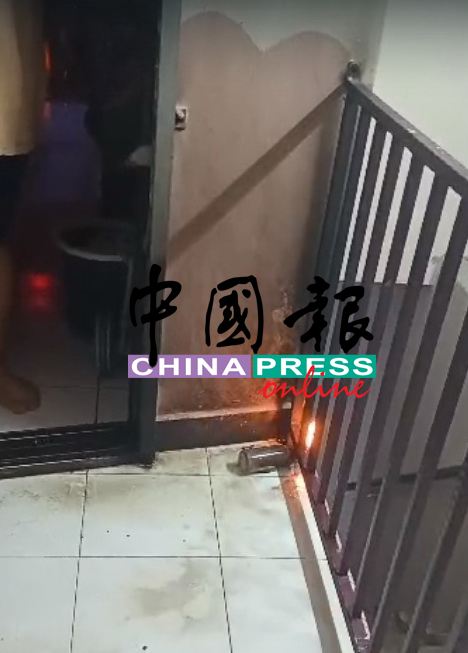 阳台上的汽油弹烧起。