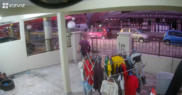 男子偷取内衣裤后，“悠哉游哉”地从正门逃离现场。（图摘自面子书）