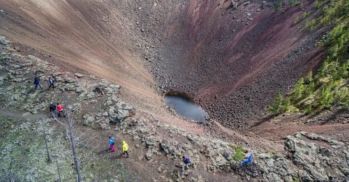 拍照时遭强风吹倒 网红从火山顶坠千公尺惨死