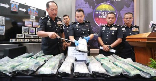 毒虫当“经理” 前科犯是“书记” 华裔夫妇开快递公司运毒｜附音频