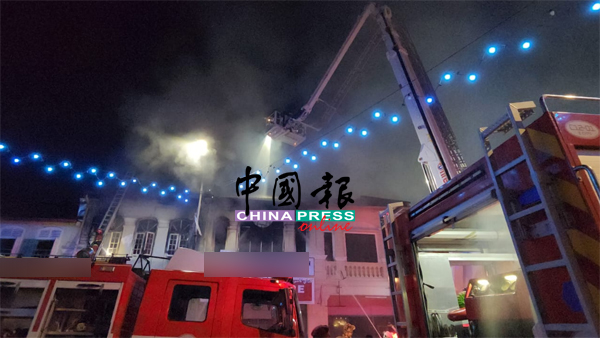 消防局出动云梯展开上空虇救工作。