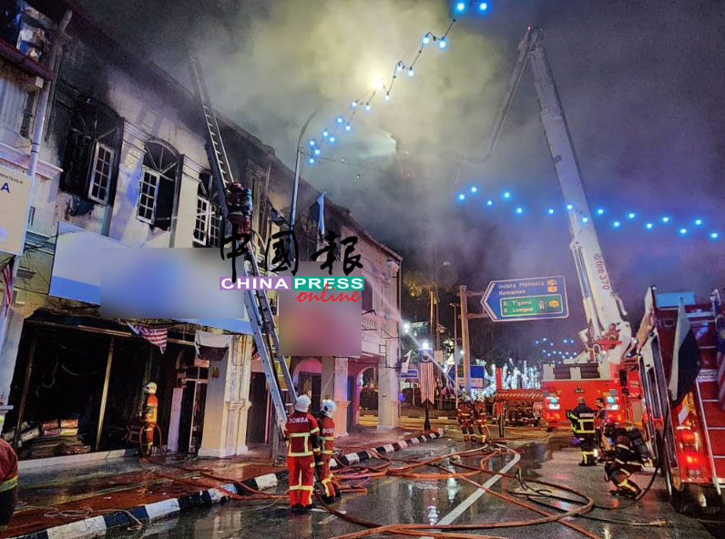 消防员兵分三方进行灭火。