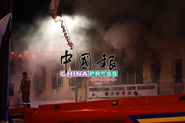 建筑物二楼不断冒烟，消拯员马不停蹄展开灌救工作。