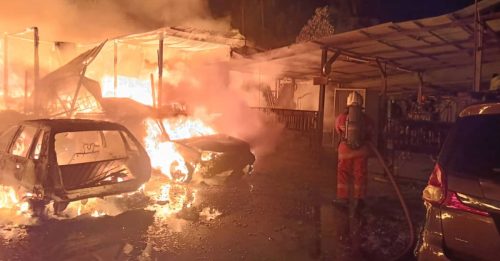 屋内储放旧车当零件 大火烧成废铁 13轿车全毁