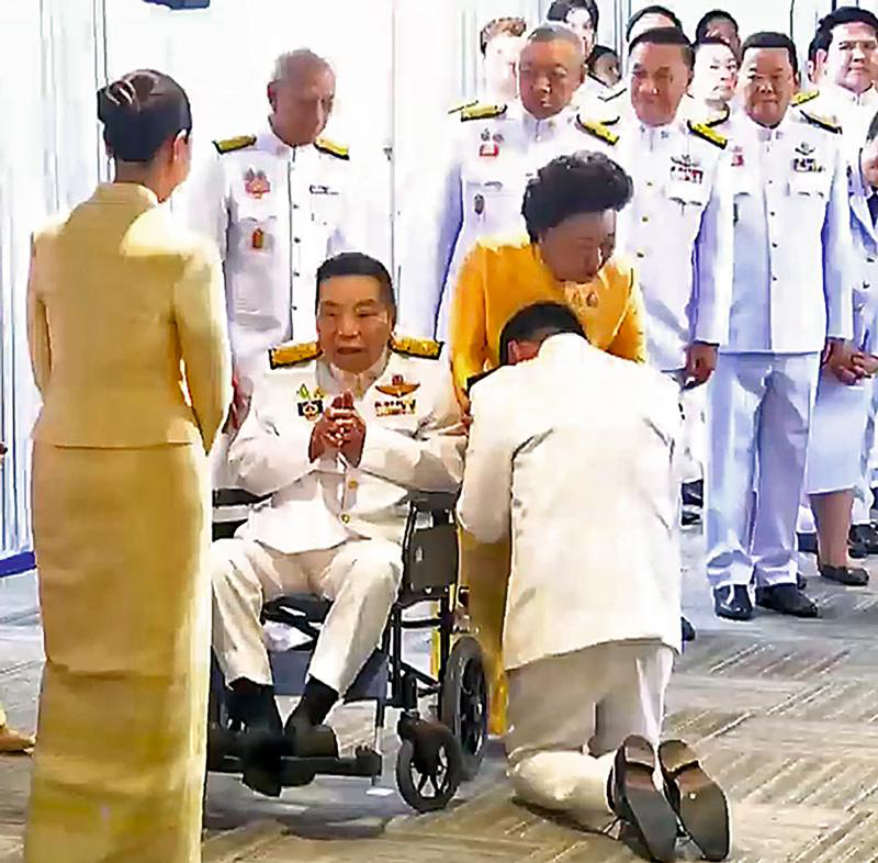 陈锡尧就职首相后跪拜父母：不忘根本。