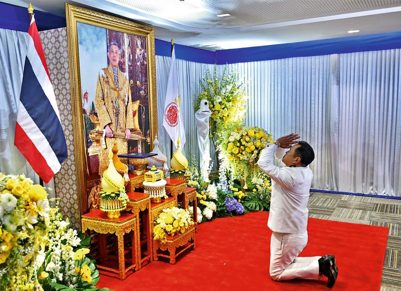 陈锡尧当选后跪拜泰王：保皇派本色。（欧新社）
