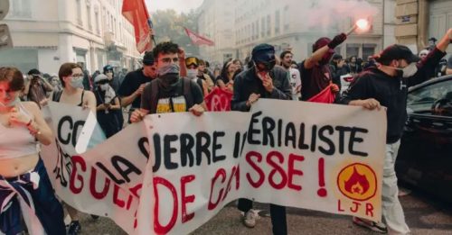 法国总理履新 10万人上街抗议