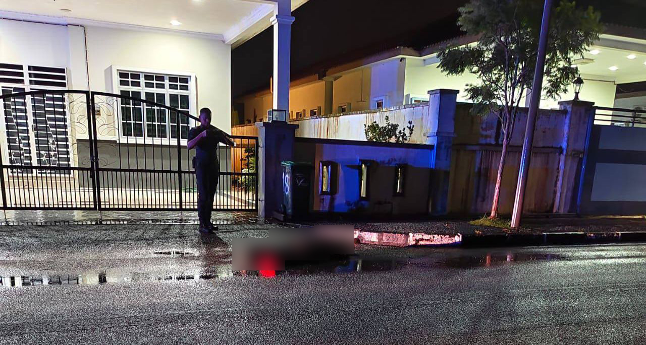 男死者倒毙在民宅前路面。