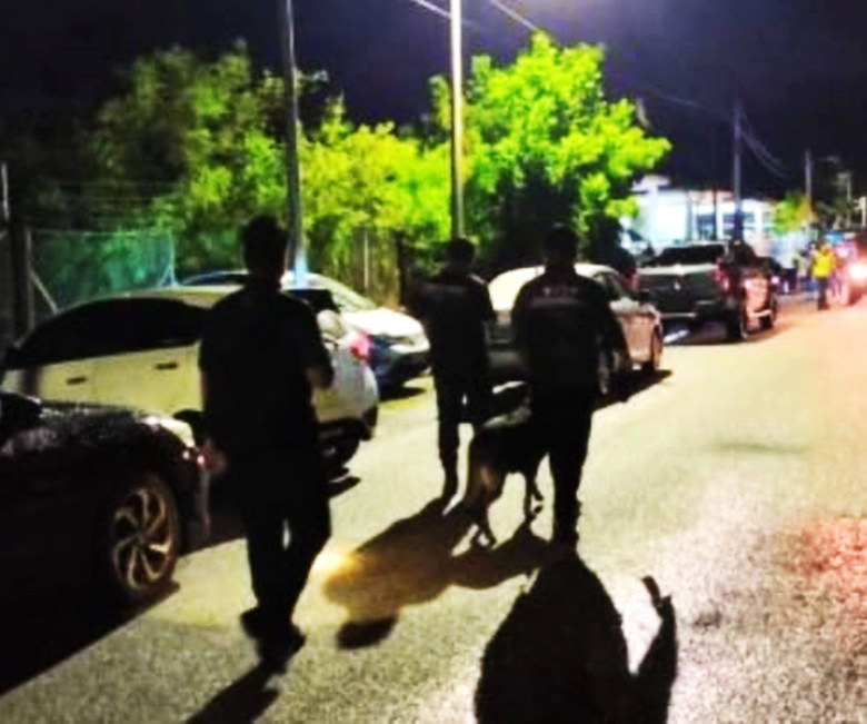 警方出动K-9警犬到场展开调查。