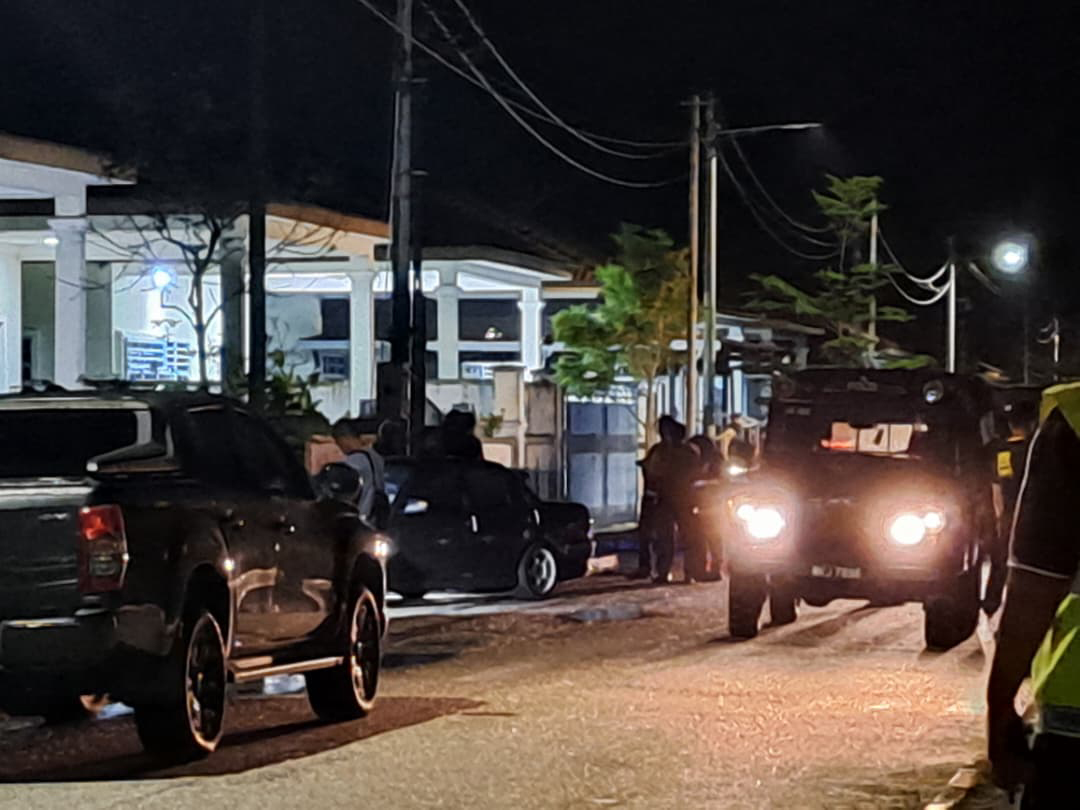 大批警员到现场进行调查。