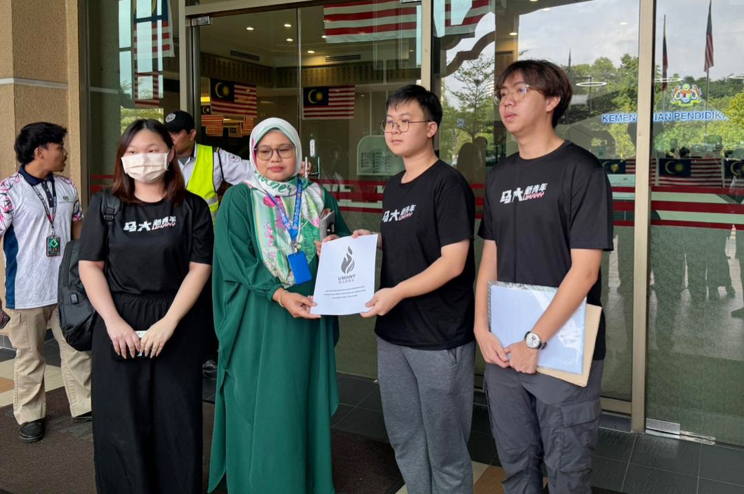 邓诒泽(右2)递交大学中心单位不公投诉报告予高教部官员(左2),邱薇玲(左起)与黄品文见证。