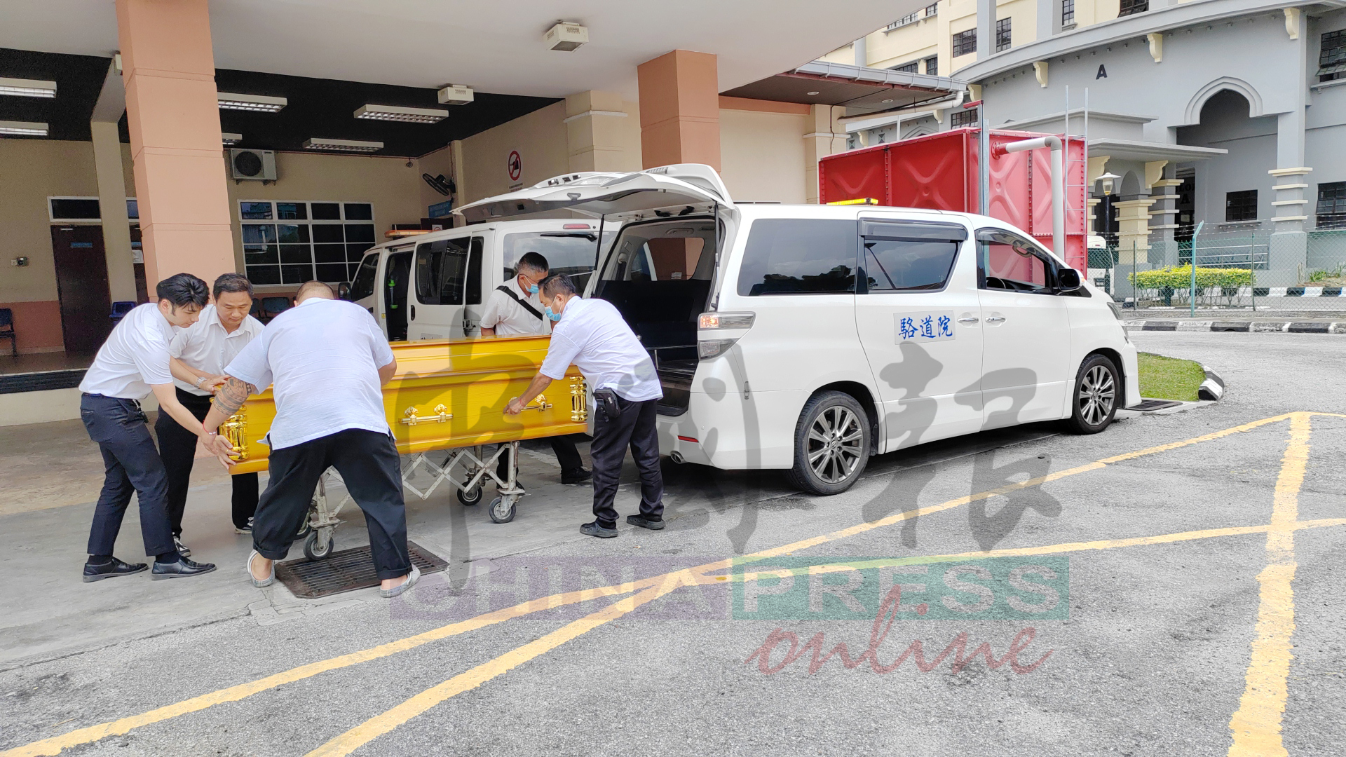 女死者傅瑞桃的遗体被家属领出，随后送往殡仪馆设灵。