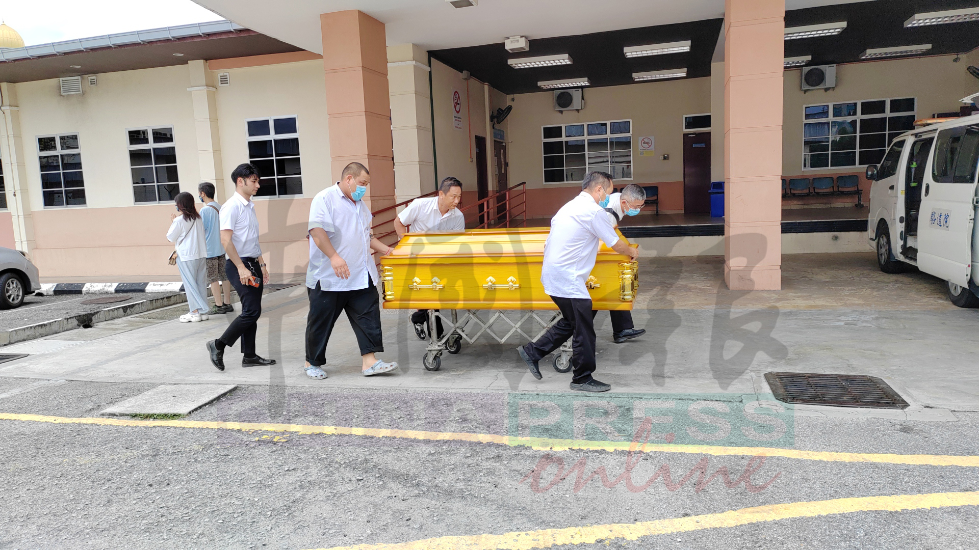 女死者傅瑞桃的2名亲属，在遗体领出时，按照习俗回避。