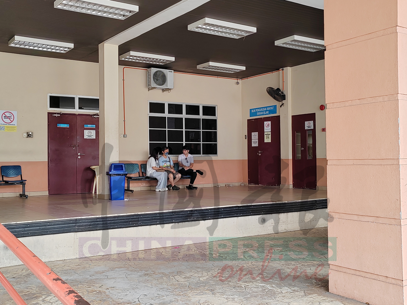 2名亲属在殡仪仪者的陪同下，前往怡保苏丹后拜浓医院太平间办理领尸手续。